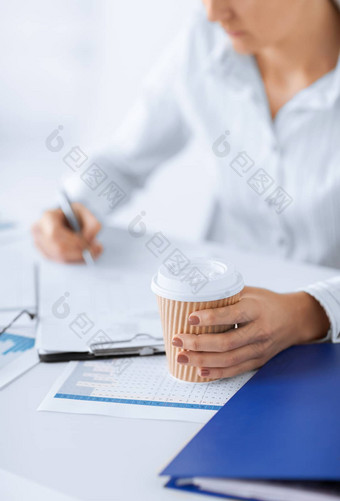 女人咖啡填充空白纸