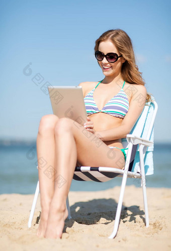 女孩平板电脑海滩