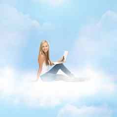 女人坐着云移动PC