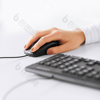 女人手键盘鼠标