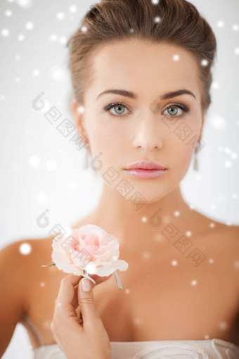 年轻的女人玫瑰花