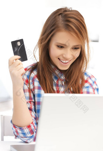 快乐十几岁的女孩移动PC信贷卡