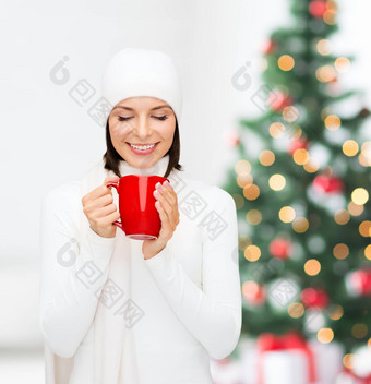 女人他红色的茶咖啡杯子