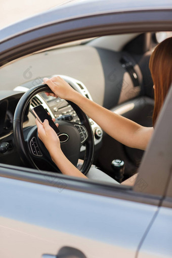 女人电话开车车