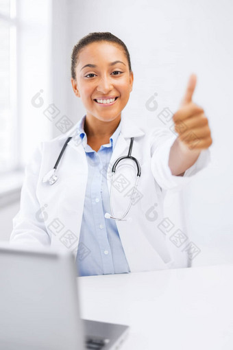 女医生移动PC显示拇指