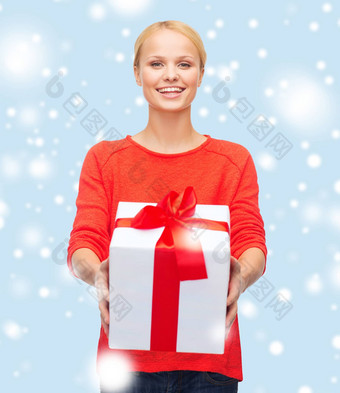 微笑女人红色的毛衣礼物盒子