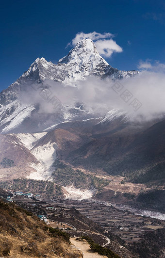 全景视图但达布拉姆峰喜马拉雅山脉村