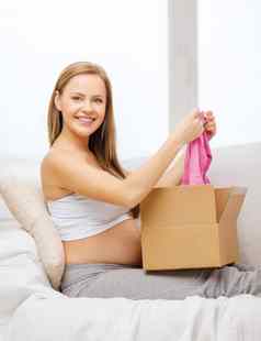 微笑怀孕了女人开放包裹盒子