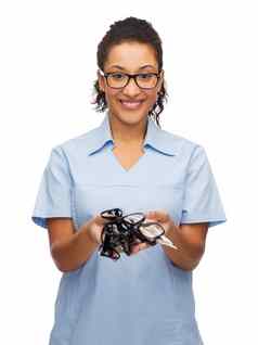 微笑女非裔美国人医生护士