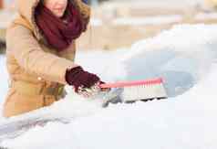 女人清洁雪车回来窗口