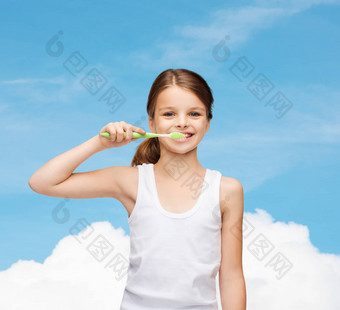 女孩空白白色衬衫刷牙牙齿