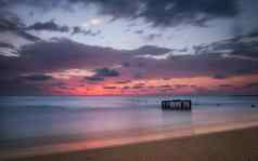 热带海滩空笼子里海日落