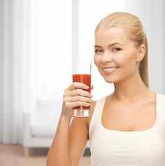 微笑女人持有玻璃番茄汁