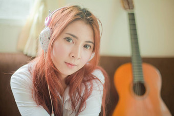 年轻的亚洲女人听音乐