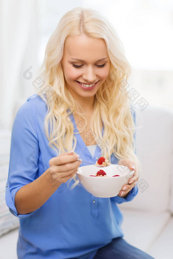 微笑女人碗牛奶什锦早餐早餐