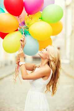 女人色彩斑斓的气球