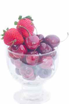樱桃草莓玻璃碗孤立的白色
