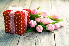 美丽的郁金香红色的带圆点的礼物盒子快乐母亲一天