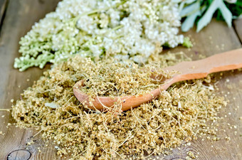 Herbal茶绣线菊属植物勺子