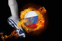 足球球员踢燃烧的俄罗斯球