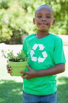 男孩回收T恤持有盆栽植物