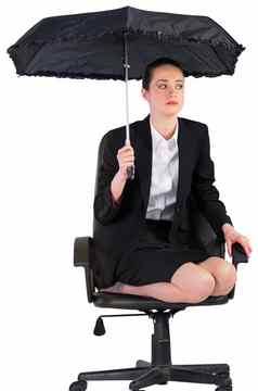 女商人持有黑色的伞