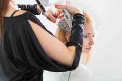 理发师发型艺术家工作年轻的女人的头发
