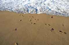 光着脚脚步海洋海滩沙子波