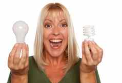 女人持有能源储蓄常规的光灯泡