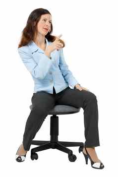 女人点坐着办公室椅子
