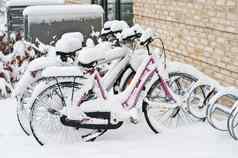 停自行车覆盖witn雪冬天