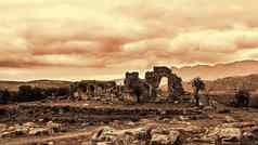古老的Troizina废墟单色基于红色的希腊