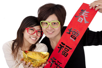 中国人一年年轻的夫妇持有黄金锭红色的春天<strong>对联</strong>