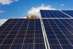 屋顶太阳能面板细胞细节太阳能面板生产清洁可持续发展的电太阳能面板宁静蓝色的天空