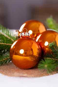 闪亮的明亮的铜彩色的圣诞节球