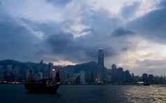 轮廓维多利亚港中国人风格船在香港香港