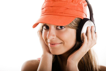 年轻的女人听音乐