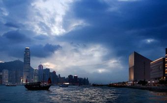 日落城市景观<strong>维多利亚</strong>港中国人风格船在<strong>香港香港</strong>