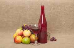 静物帆布红色的玻璃瓶玻璃苹果葡萄