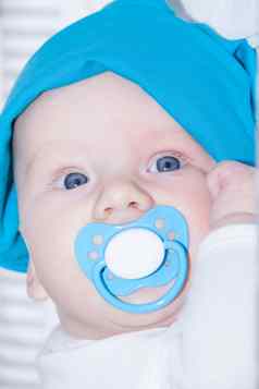 婴儿男孩大蓝色的眼睛特写镜头