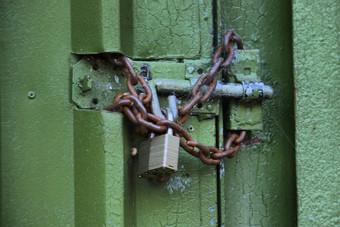 挂锁链保护绿色金属通过