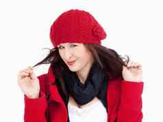 年轻的女人红色的外套帽微笑