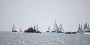 游艇帆船航行平静阳光明媚的一天索伦特海峡