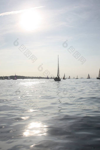 游艇帆船航行平静阳光明媚的一天索伦特海峡