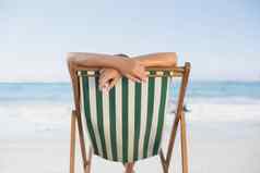 女人放松甲板椅子海滩
