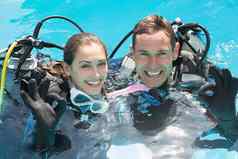 微笑夫妇潜水培训游泳池显示手势