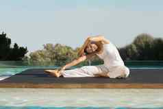 和平浅黑肤色的女人贾努西尔萨萨纳瑜伽构成在游泳池边