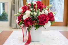 玫瑰花花束内部花瓶桌子上房子装饰