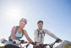 活跃的夫妇自行车骑农村