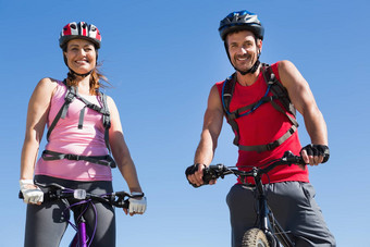 适合骑自行车的人夫妇站峰会微笑相机